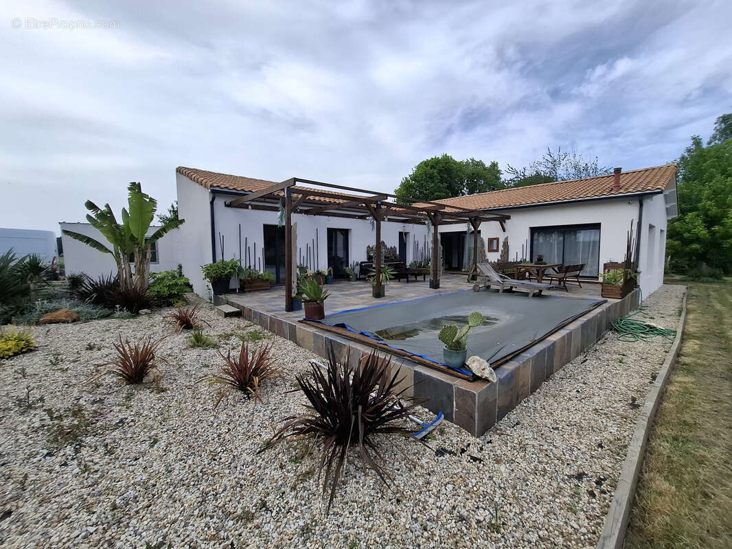 Maison à SAINT-GEORGES-DES-COTEAUX