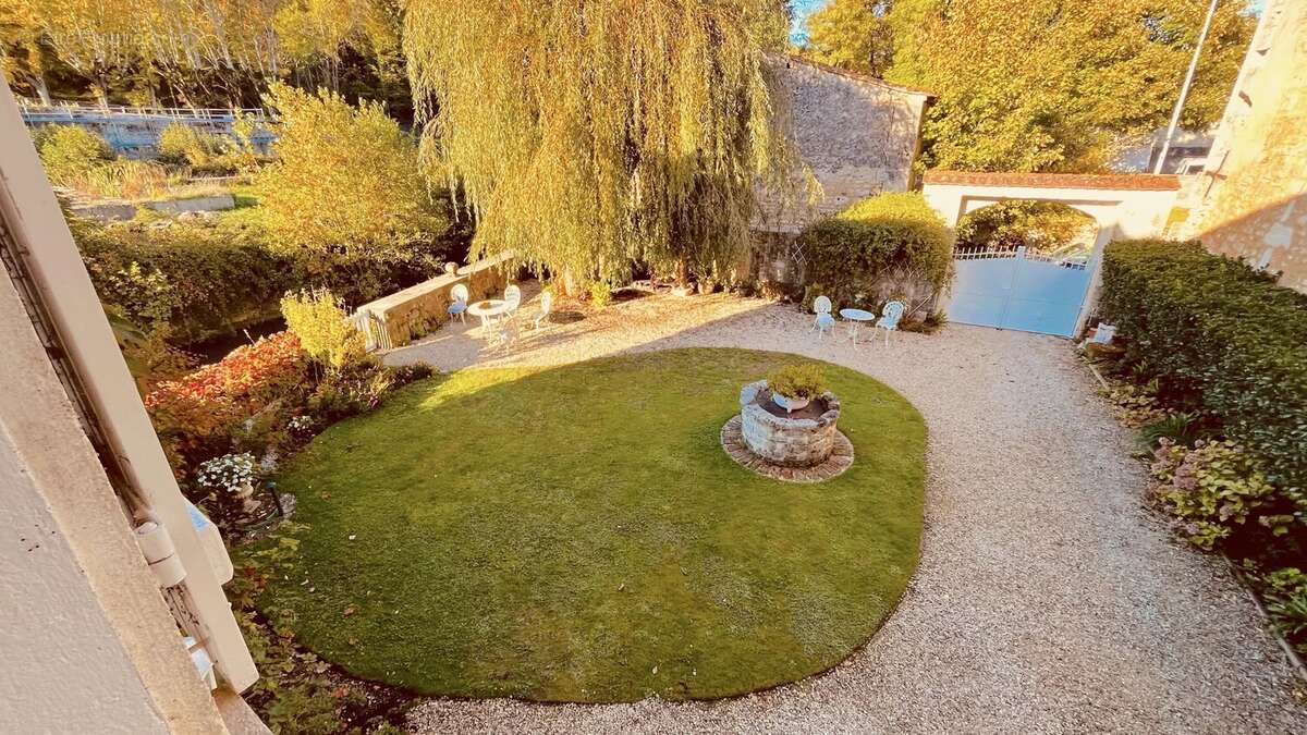 Maison à LA ROCHEBEAUCOURT-ET-ARGENTINE