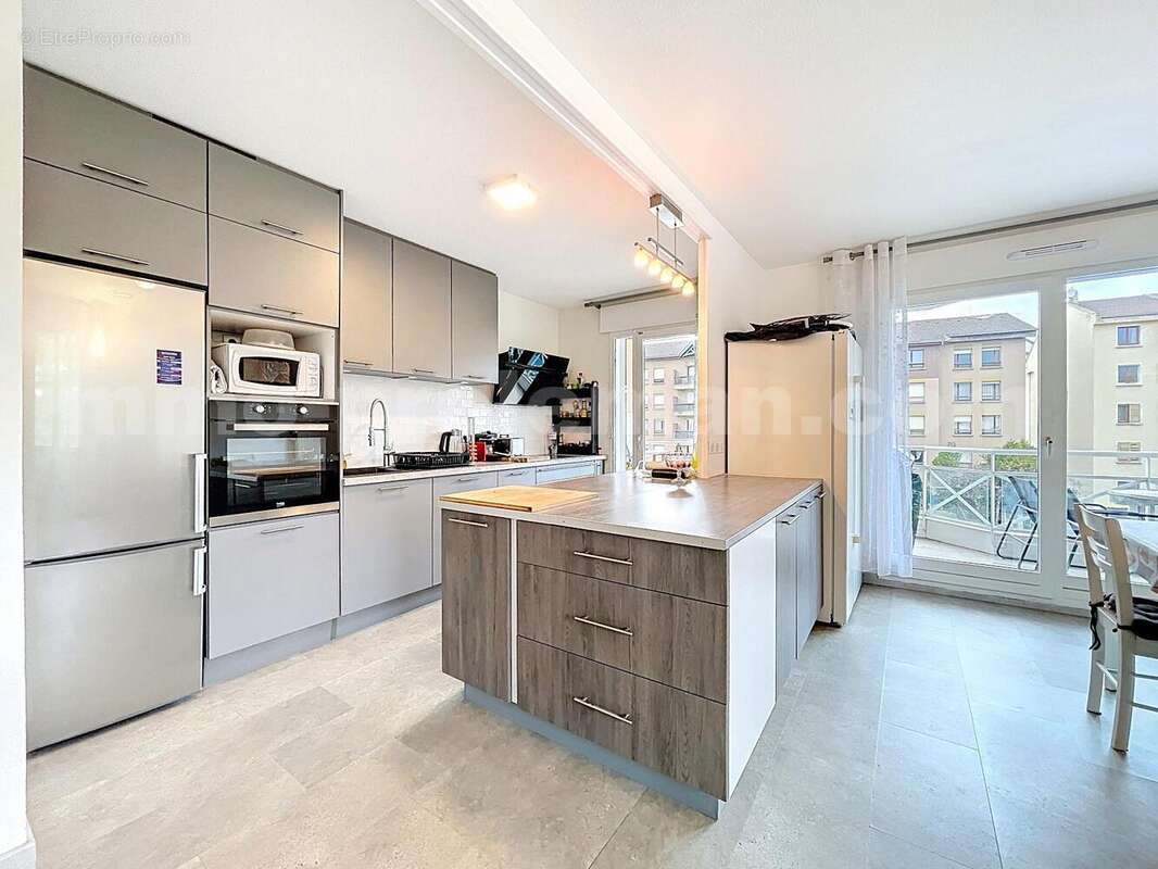 Appartement_T4_Gaillard_belle_superficie_prix_frontière_Suisse_direction_GENEVE_autoroutes_investissement_locatif_vente_vue_séjour_salon_salle_a_manger_cuisine_américaine_ - Appartement à GAILLARD
