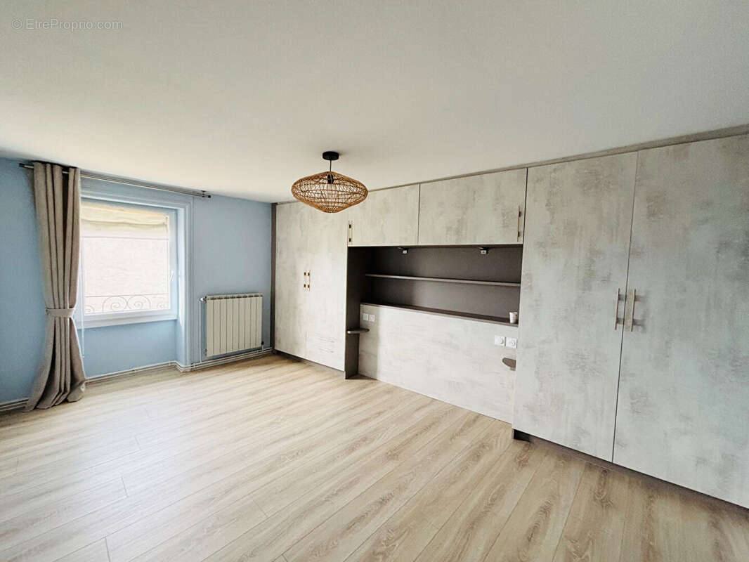 Ferme en pierre rénovée avec 3 chambres, possibilité 4ème chambre, terrain arboré et rénovation énergétique à 20 min de Roanne. - photo 9