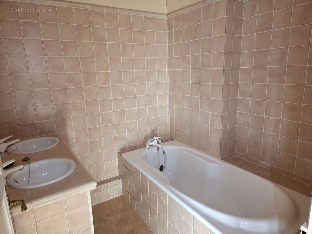 Maison à SALLES-COURBATIES