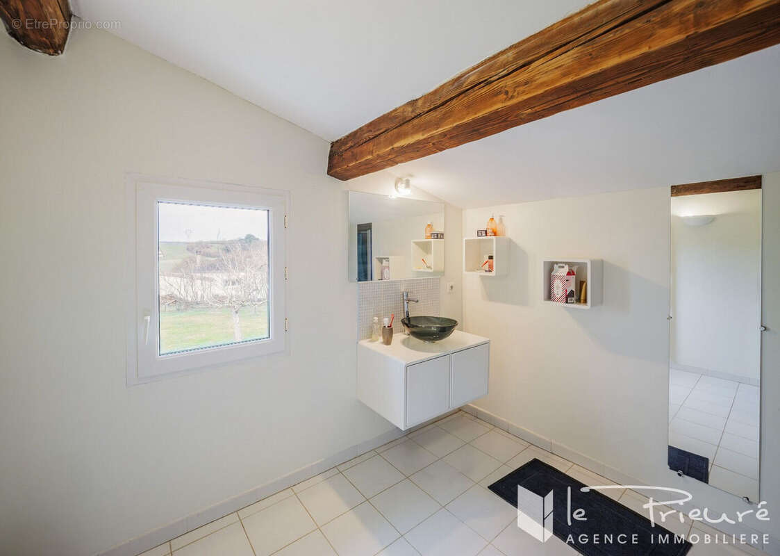Propriété familiale de 305 m² avec terrain de 8 ha environ, piscine et belles dépendances - photo 13