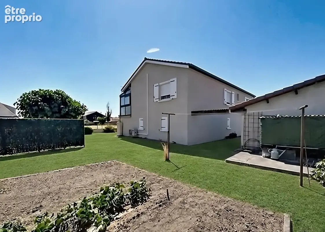 VEAUCHE – Belle maison familiale de 130 m² sur 1050 m² de terrain clos et arboré - photo 12