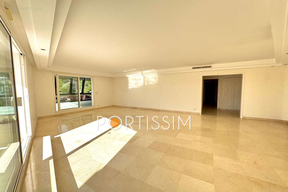 Appartement à SAINT-LAURENT-DU-VAR