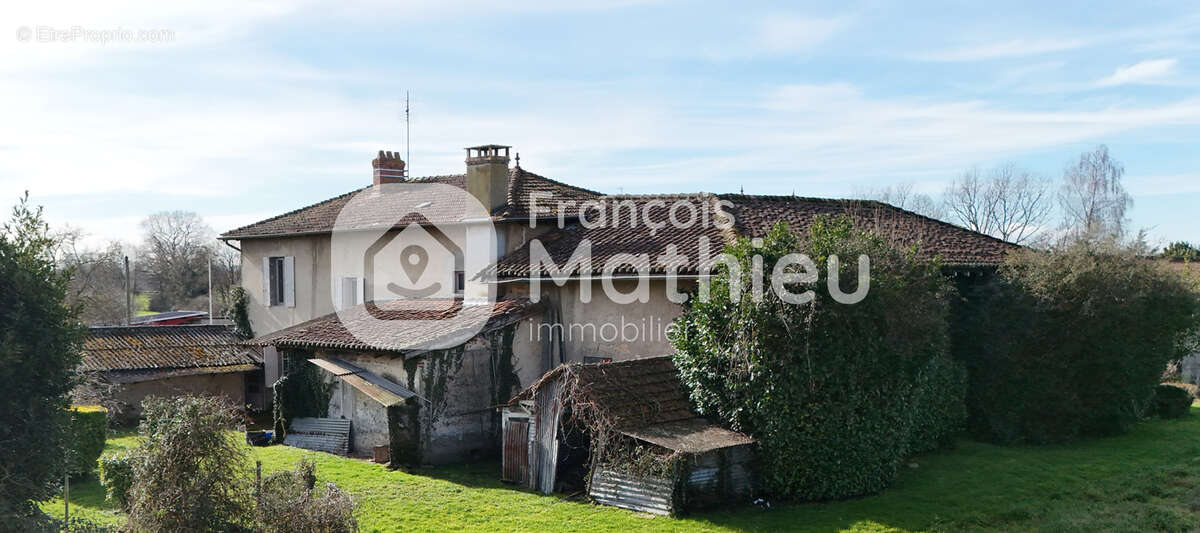 Saint-André-le-Bouchoux - Maison avec dépendances sur 915 m2 de terrain - photo 15