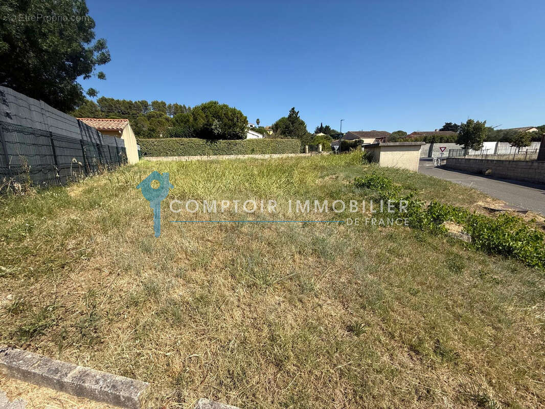 Terrain constructible - 625 m2 à Crespian - photo 3
