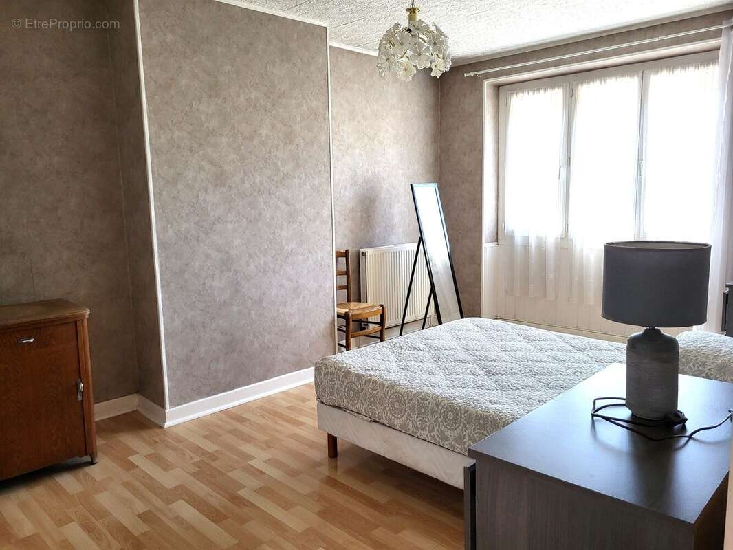 chambre 1 - Maison à CHAMPFORGEUIL