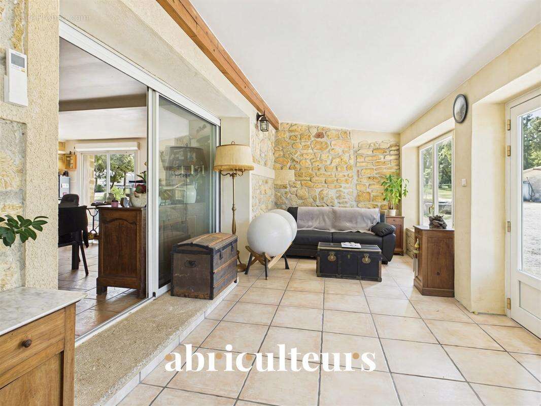 Maison en pierre de 254 m² en vente à Grans (13250) - photo 19