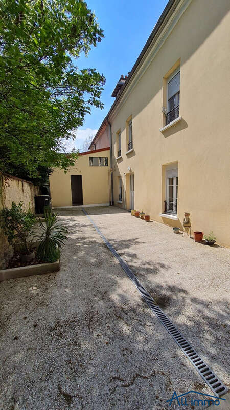 Appartement 540 m² à Saint-Maur-Des-Fosses  - photo 3