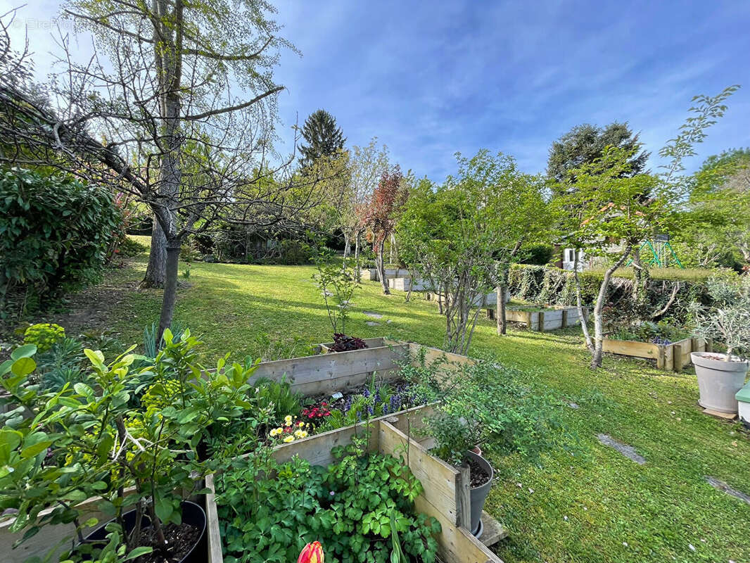 Royat - Maison avec panorama, jardin, terrasses et spa / 7 Pièces principales / 185 m² / Parcelle 942 m² - photo 9