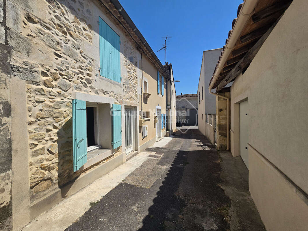 2 maisons avec jardinet et garage à Jonquieres Saint Vincent - photo 4