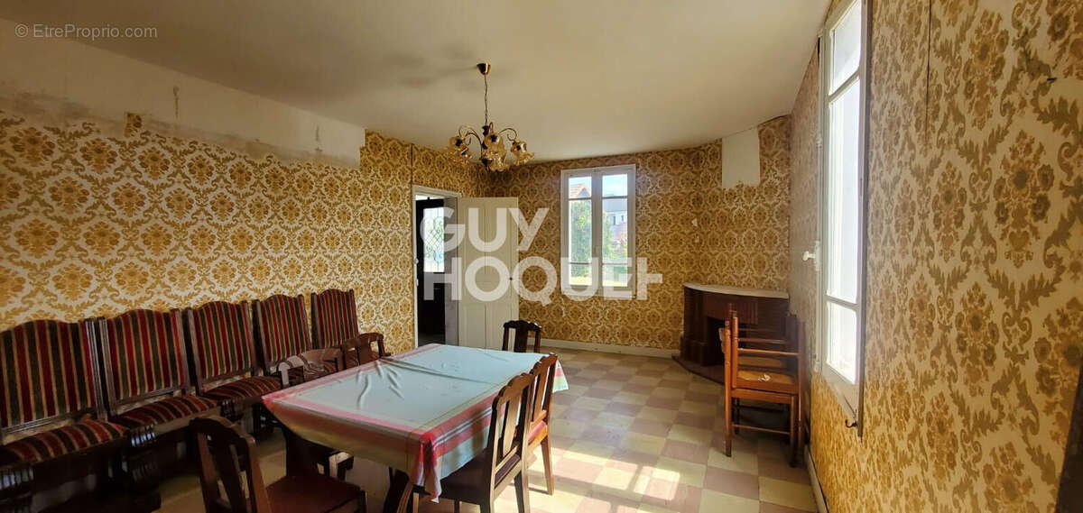 Maison à SERRES-SAINTE-MARIE