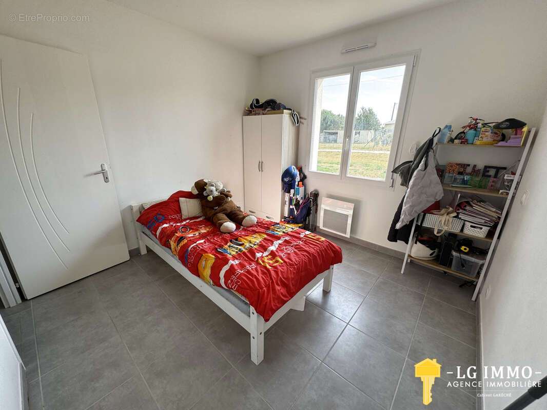 Maison récente de plain-pied au milieu de son jardin avec garage - photo 11