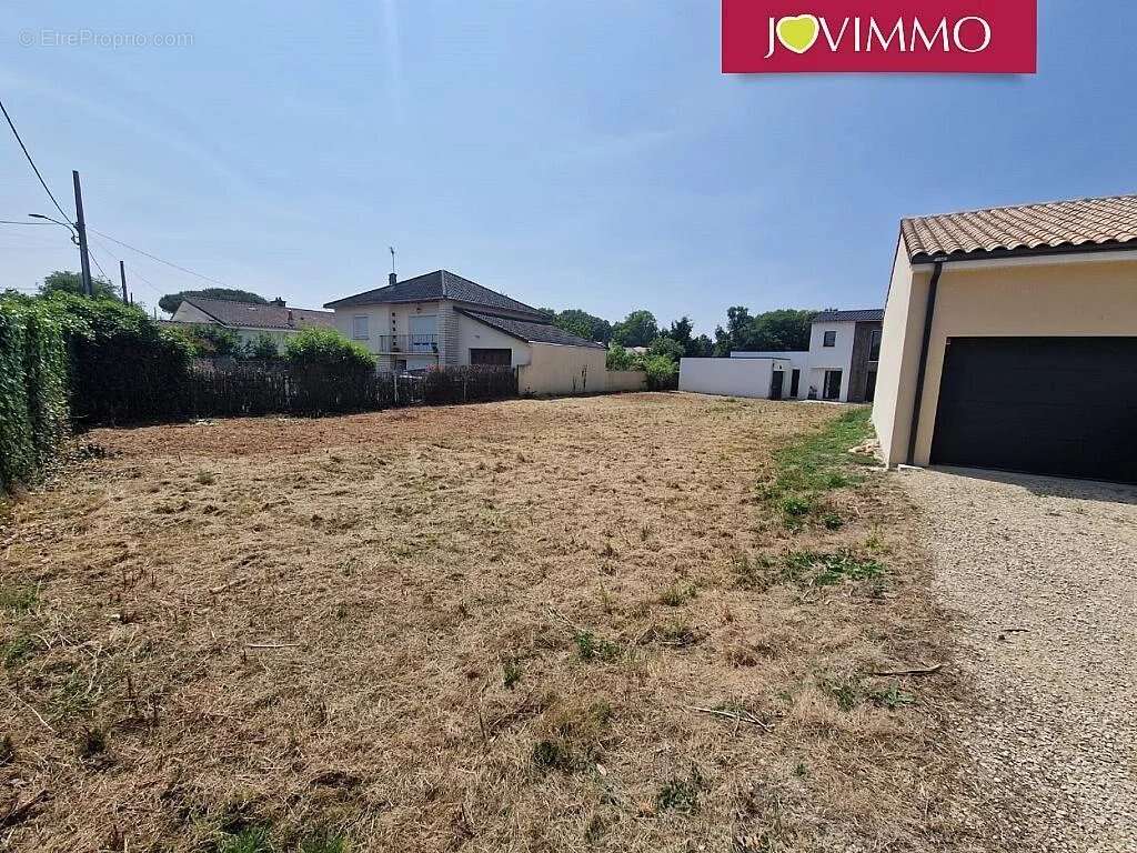 Terrain à VOUNEUIL-SOUS-BIARD