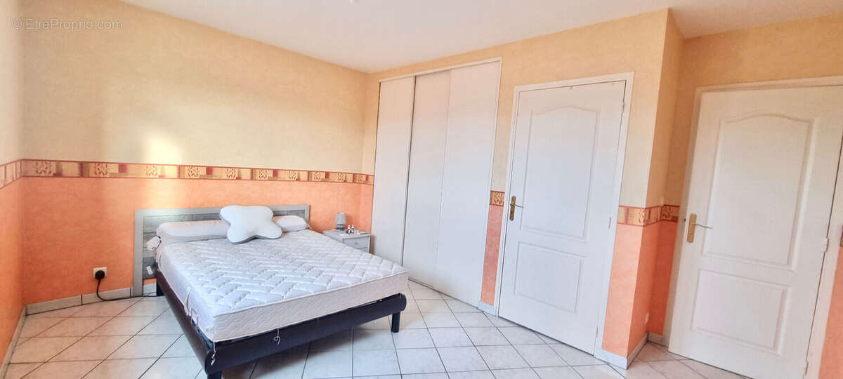 MUR-SUR-ALLIER / Maison à vendre avec 4 chambres, piscine et  grand garage ! - photo 6