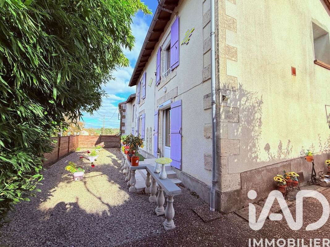 Maison 113 m² à Availles-Limouzine  - photo 2