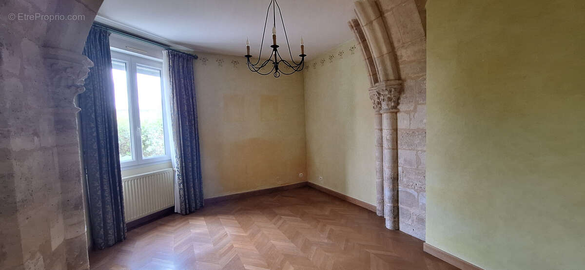 Unique a sens par son cadre historique, appartement 96 m2 de plain pied, 2 ch, terrasse, jardin, garage - photo 13