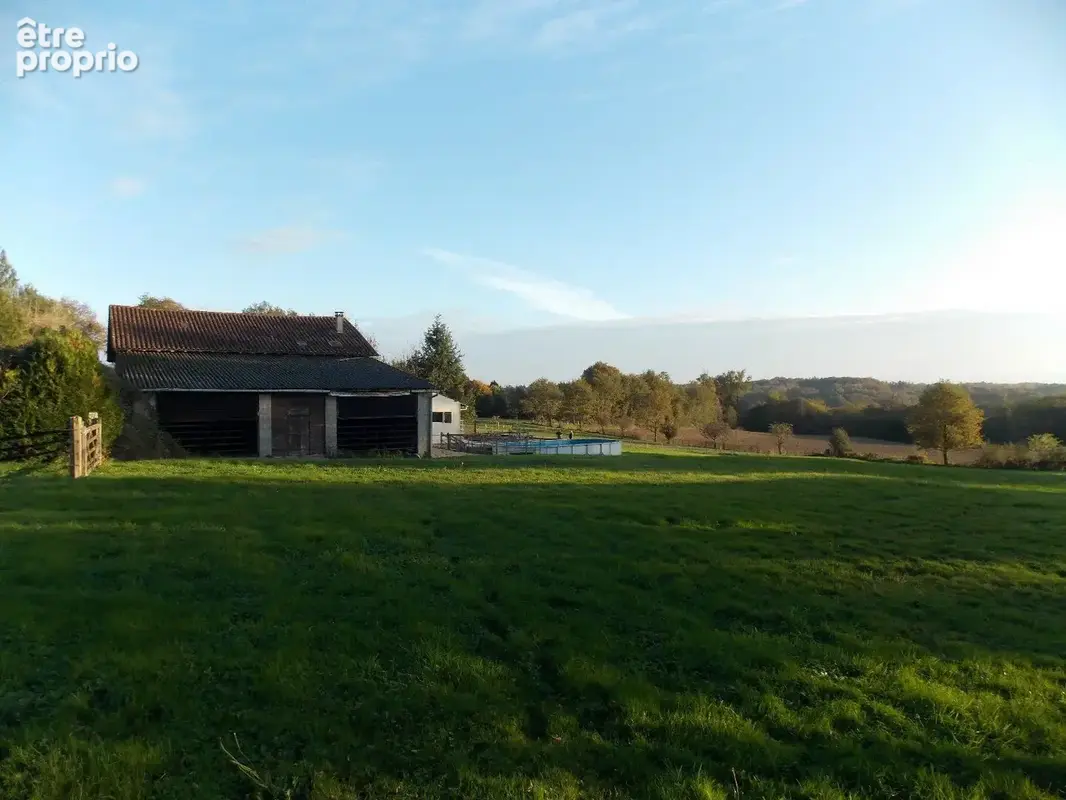 Charmante propriété individuelle en pierre rénovée avec grange, hangar, grand jardin, piscine et magnifique vue dégagée sur la c - photo 16