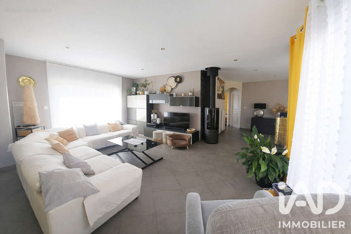 Maison 128 m² à Saint-Rogatien  - photo 4