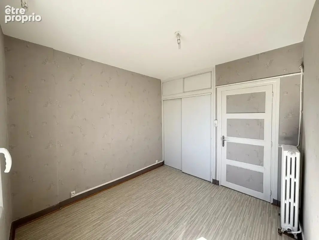 Clermont-Ferrand secteur les Bughes : T4 77.63m² avec balcon, place de parking et cave - photo 8