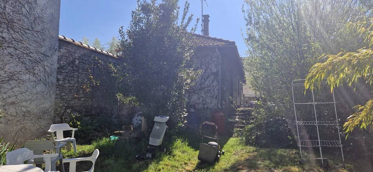 Maison à VENEUX-LES-SABLONS
