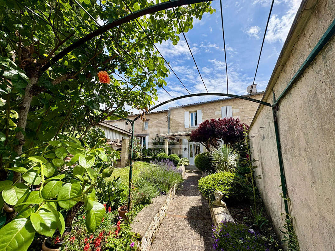 Maison à PORT-SAINTE-FOY-ET-PONCHAPT