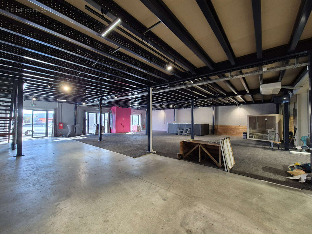 Local commercial 1000m2 Saint-Esteve - photo 3