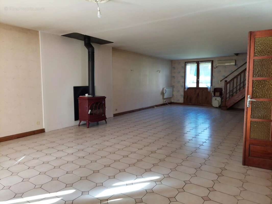 Maison à MONTBRUN-BOCAGE