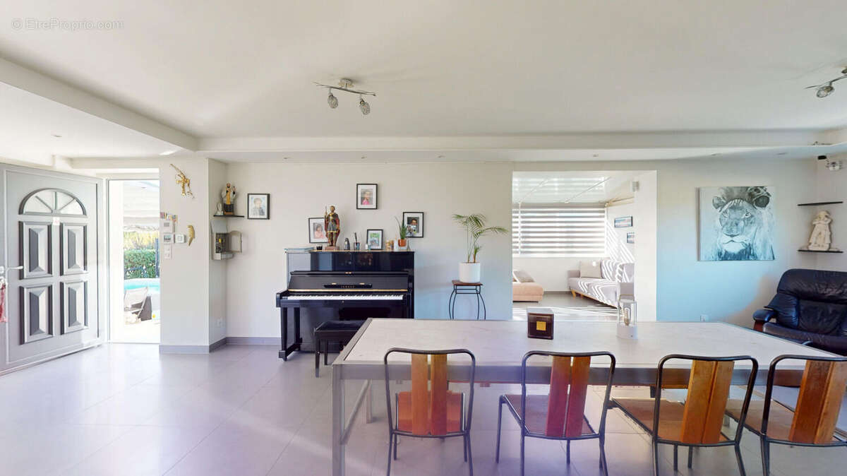 Maison à AVANNE-AVENEY