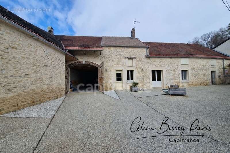 Maison à QUINCEROT