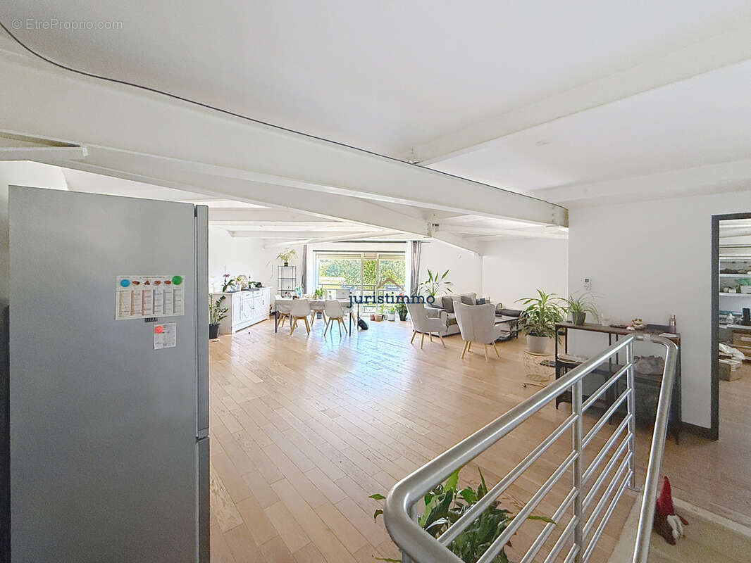 Appartement à CAMARET-SUR-AIGUES