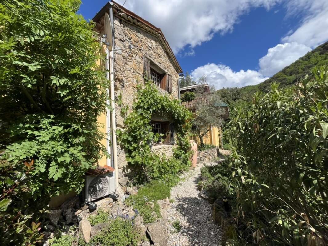 345 m² à Aveze  - photo 7