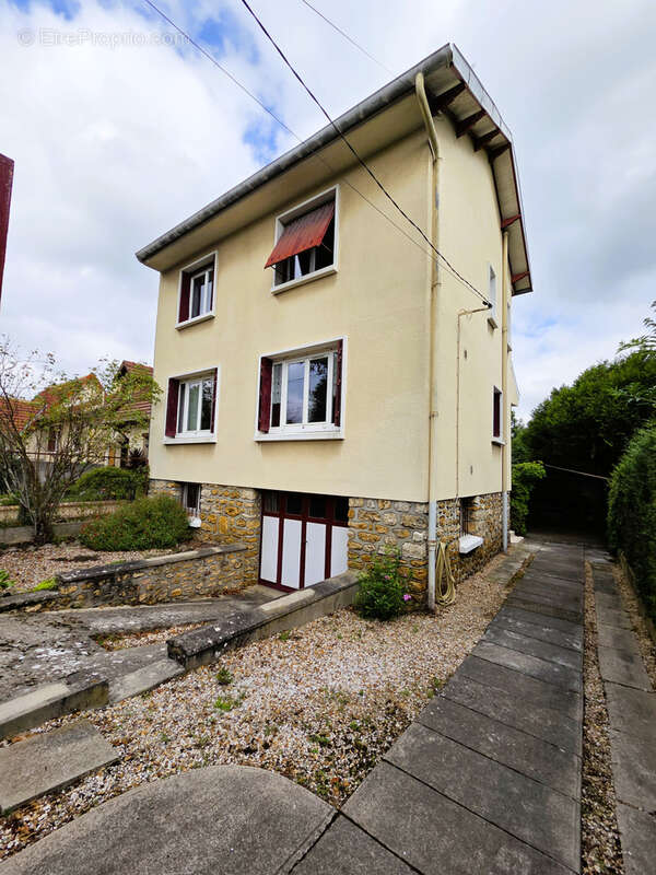 Maison à SAINTE-GENEVIEVE-DES-BOIS