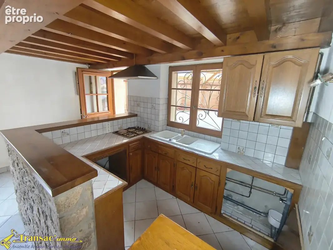 À Thiers, maison de village type F4 avec une grange non attenante avec terrain. - photo 2