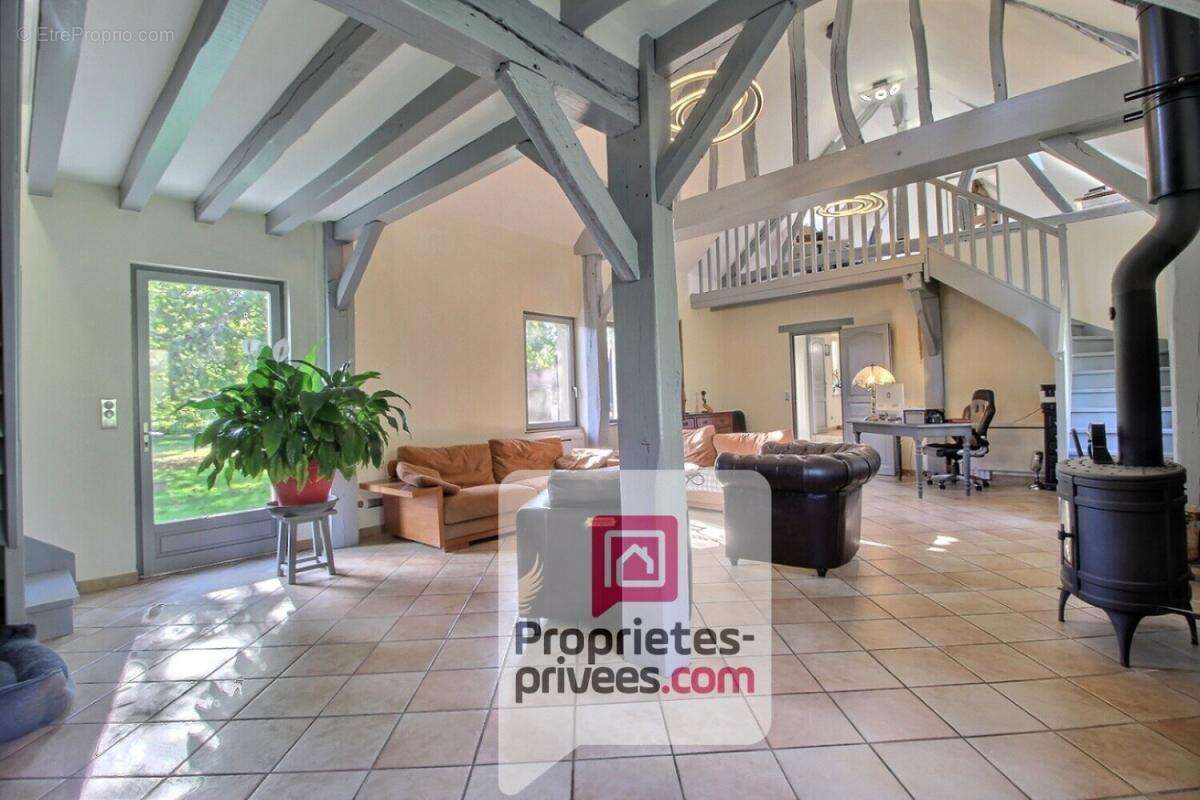 A vendre à 1h15 de paris - superbe propriete avec piscine, mare, dependances, terrain 2,3 hectares - photo 2