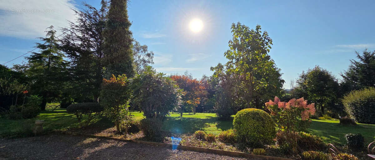 Maison à SAINT-GEORGES-DE-LIVOYE