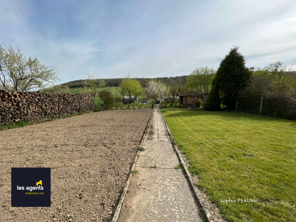 Terrain à VANNES-LE-CHATEL