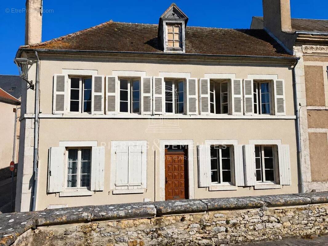 Maison à MEHUN-SUR-YEVRE