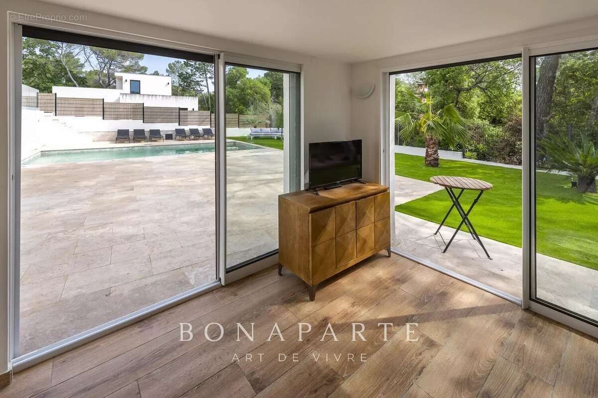 Villa contemporaine de 238m² avec studio, T2 indépendant, garage et piscine - photo 11