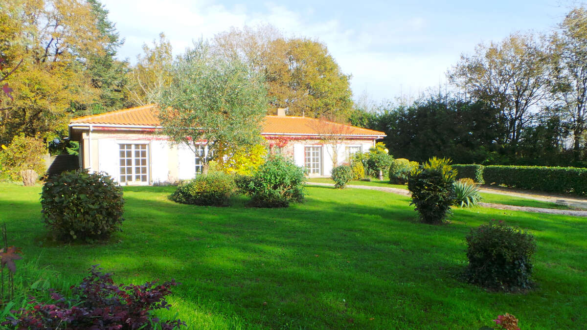 Maison à NIEUL-LE-DOLENT