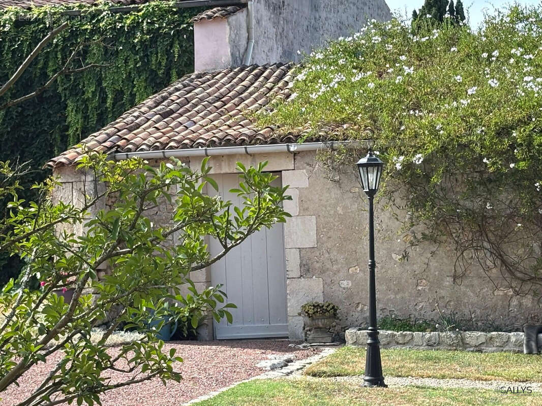 Maison 210 m² à Nancras  - photo 2