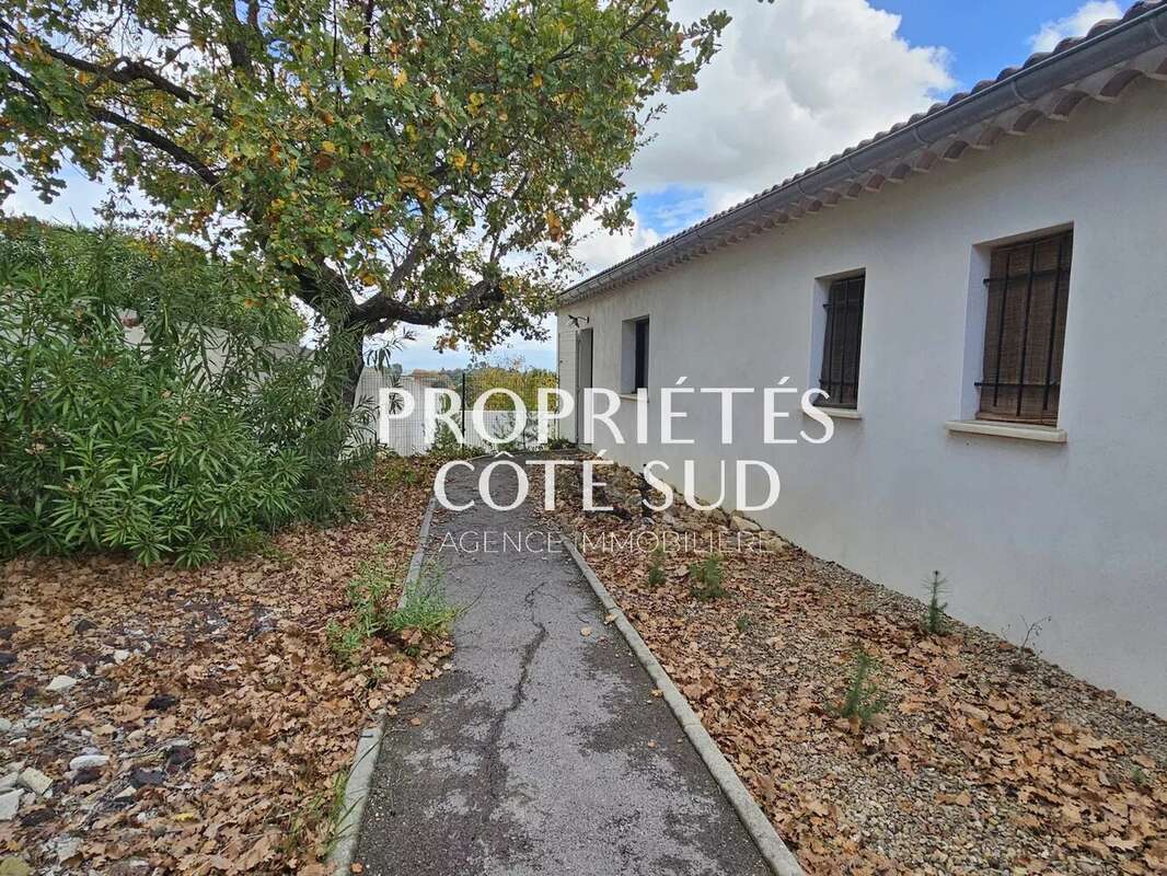 Maison à LAUDUN-L&#039;ARDOISE