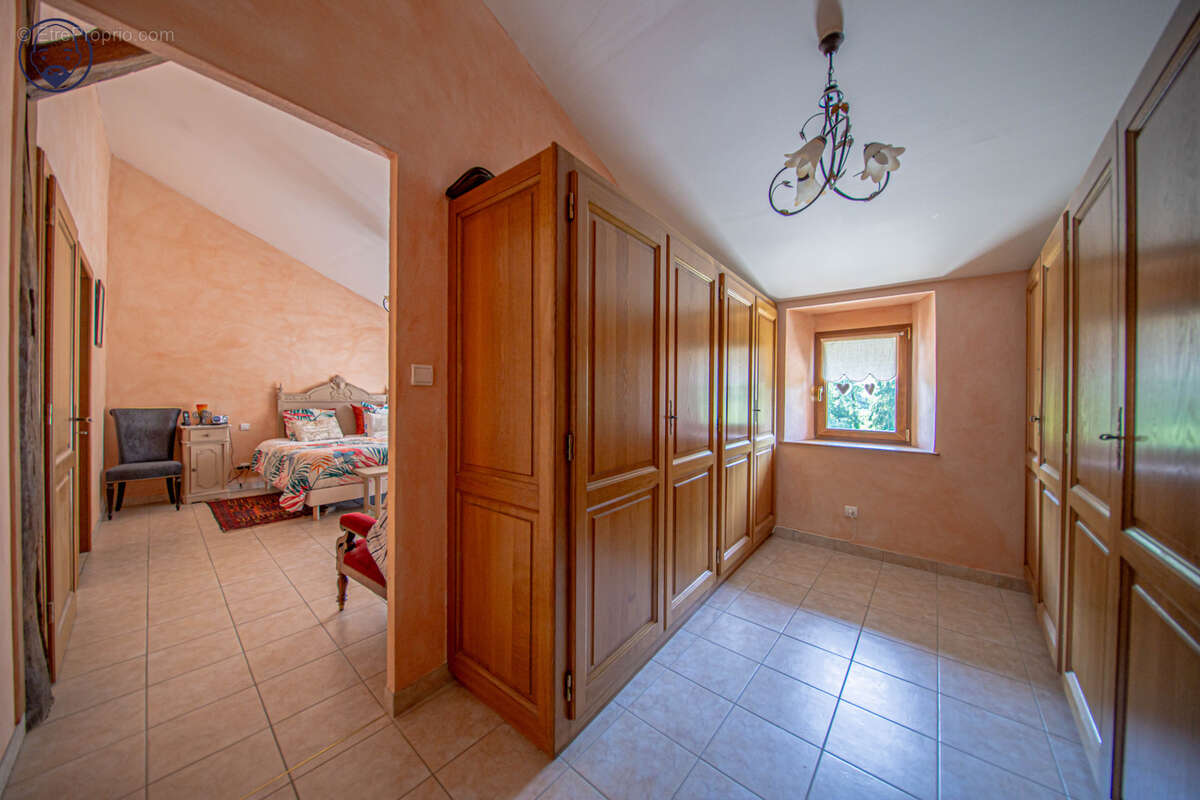 Maison avec jardin paysagé et terrasse - photo 12