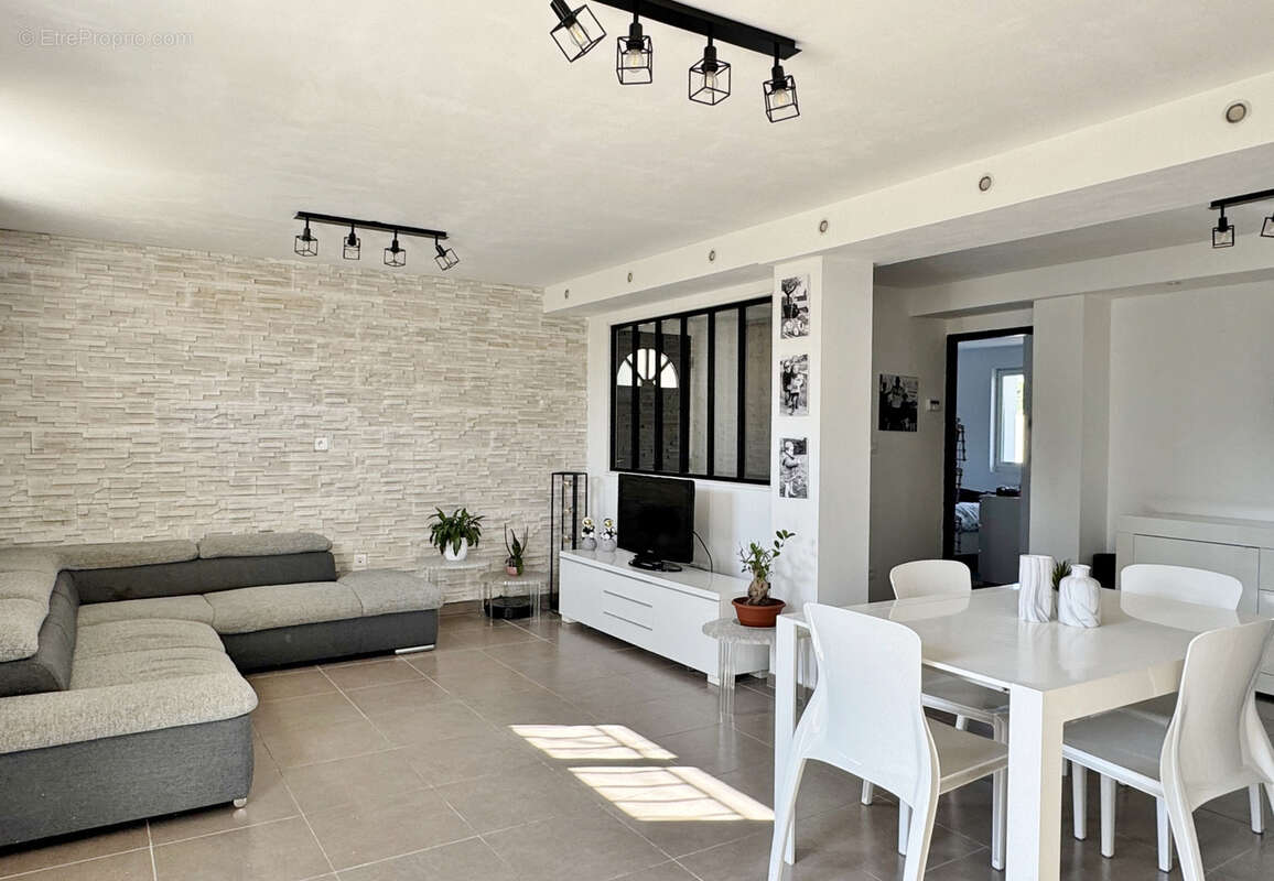 Appartement à GREZIEU-LA-VARENNE