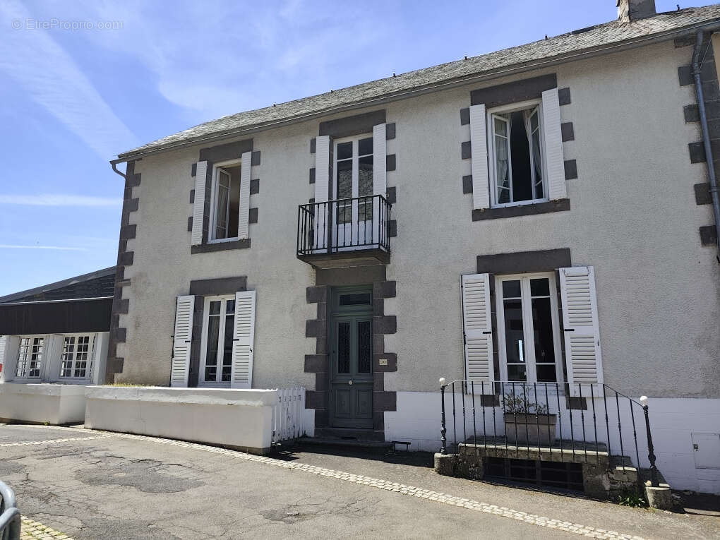 Maison à MURAT-LE-QUAIRE