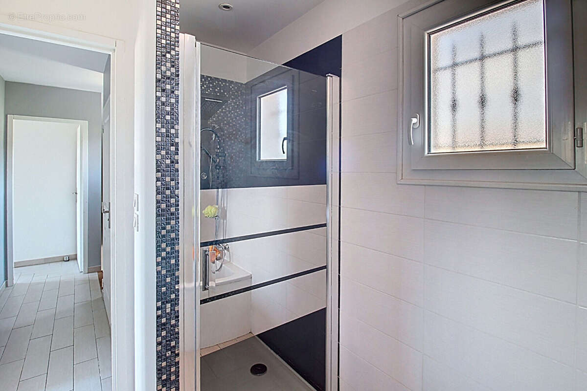 A VENDRE A DRAGUIGNAN Maison récente 238 m² - 6 chambres, piscine et garage - 1807 m² de terrain - photo 12