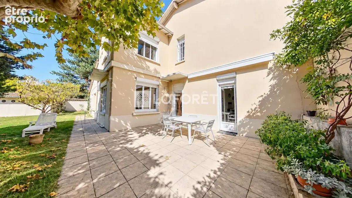 Montchat - Maison T4 - jardin - 118 m² - Garage double - photo 2
