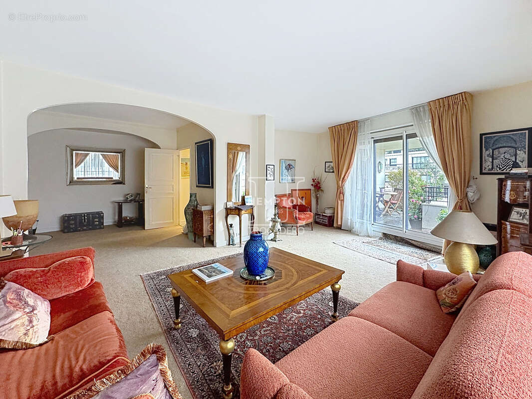 Appartement à PARIS-16E