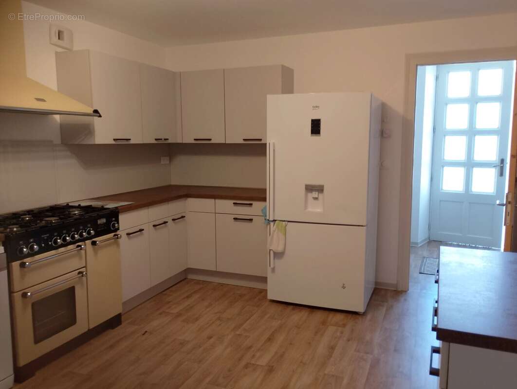 Maison rénovée de 3 chambres avec jardin, garage et atelier aux portes de Jonzac - photo 4