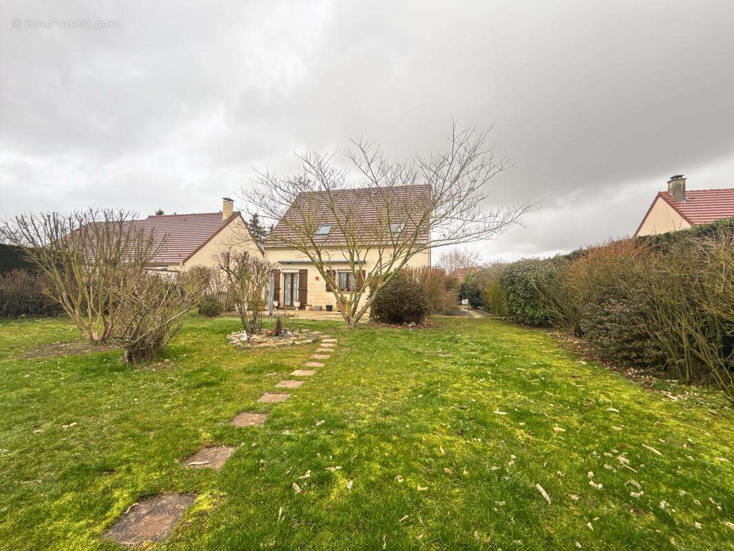 Maison à FRESNAY-L'EVEQUE